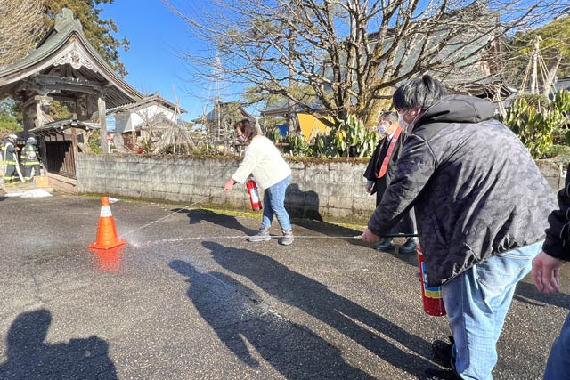 水消火器で初期消火訓練
