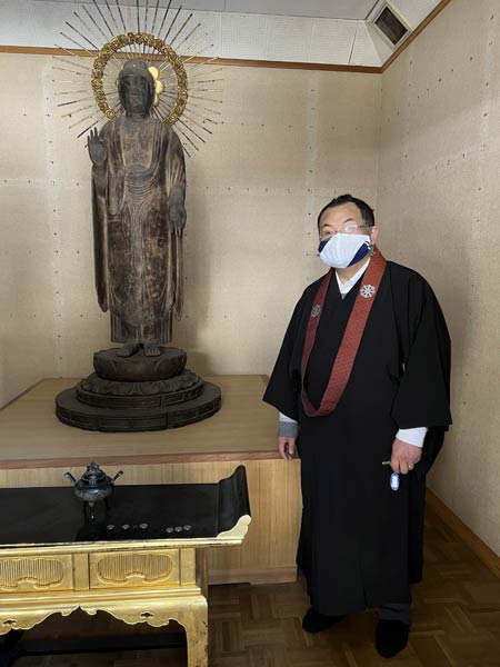 収蔵庫の木造阿弥陀如来立像と石塚住職