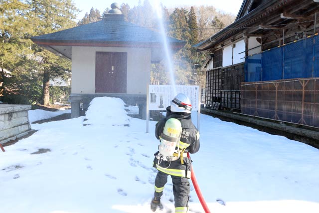 収蔵庫に向かって放水