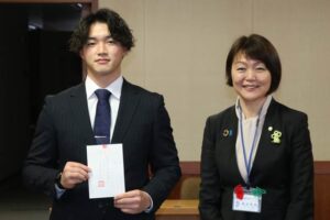 加茂市初の地域おこし協力隊に着任した松本悠雅さんと藤田明美加茂市長