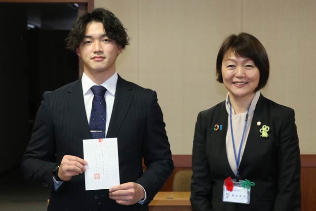 加茂市初の地域おこし協力隊に着任した松本悠雅さんと藤田明美加茂市長
