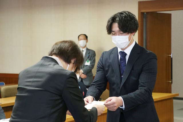 藤田市長から地域おこし協力隊の委嘱状を受ける松本さん