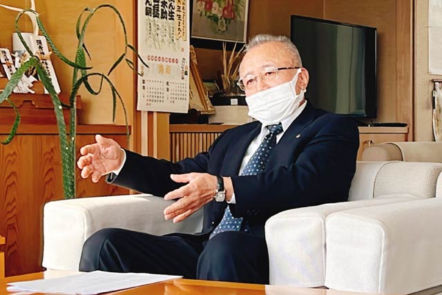 村民以外への3回目のワクチン追加接種断念を話す小林弥彦村長