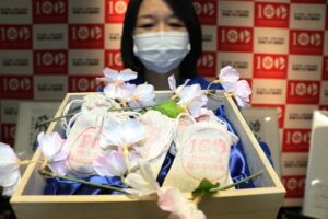 ことしは大河津分水路100周年記念バージョンの合格通水石を100袋無料配布
