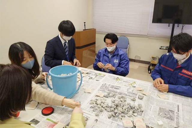 手作りする若手職員