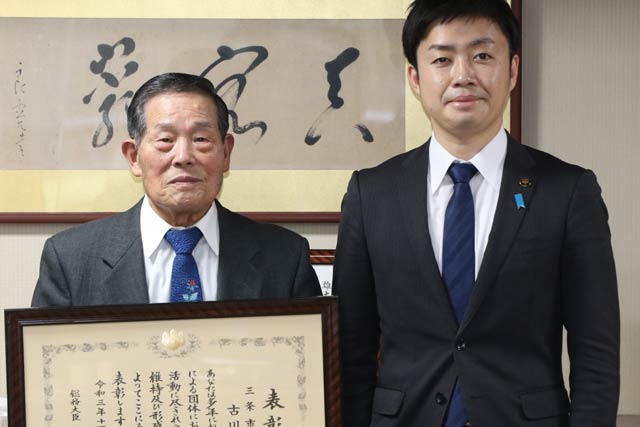 「令和3年度自治会等地縁による団体功労者総務大臣表彰」の伝達を受けた西四日町一兆名自治会長の古川隆明さんと滝沢亮三条市長