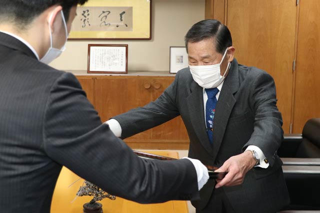 滝沢市長から表彰状を受け取る古川さん
