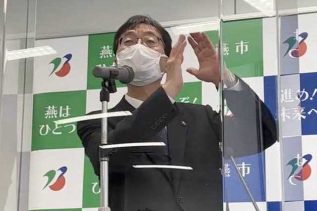 記者会見する鈴木市長’