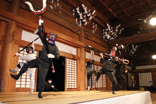 本成寺鬼踊り奉賛会が鬼踊りに向けて練習