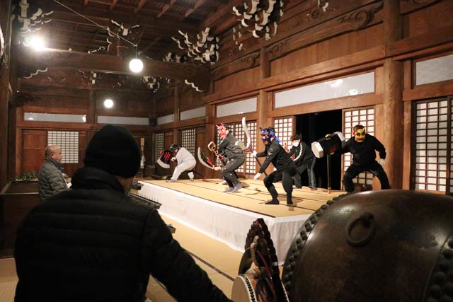 本成寺鬼踊り奉賛会が鬼踊りに向けて練習