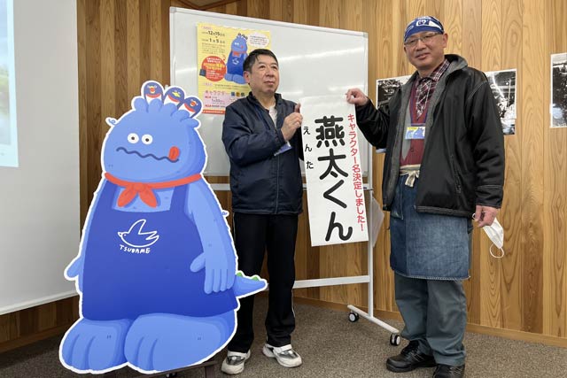 左から「燕太くん」、燕市商店連合会の遠藤重治理事長、実行委員の相場純夫さん 