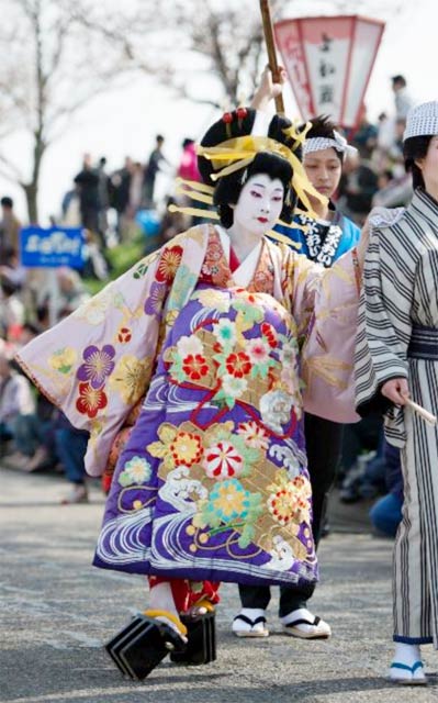 桜土手で外八文字を披露する横山さん