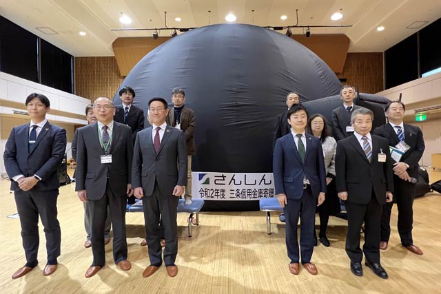 三条信用金庫が三条市に寄付した1,000万円で図書館等複合施設「まちやま」に設置する移動式プラネタリム