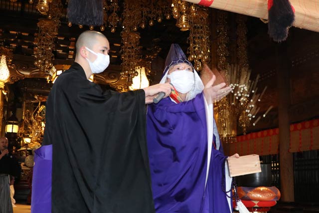 豆をまく門谷貫主