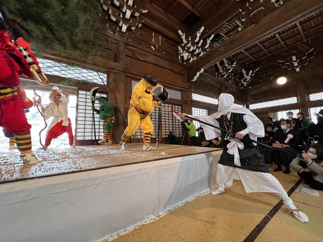 豆つぶてにひるむ鬼