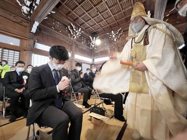 木剣を受ける滝沢三条市長