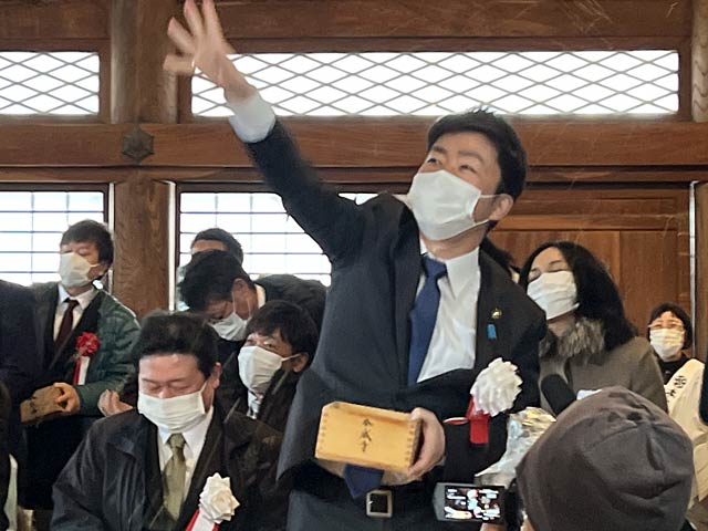 豆をまく滝沢市長