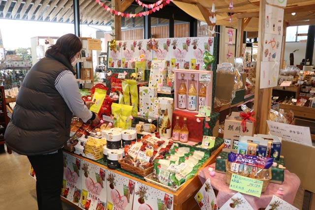 「道の駅 庭園の郷 保内」バレンタインフェアのチョコギフトのコーナー