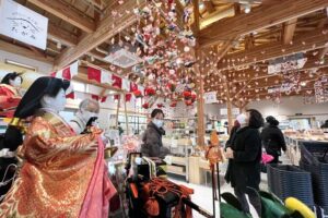 「道の駅 たがみ」のつるしびなやひな人形の展示