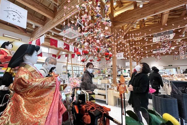「道の駅 たがみ」のつるしびなやひな人形の展示