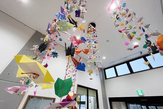 田上町地域学習センターロビーのつるしびな