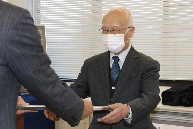 佐藤三条地域振興局長から認定状を受ける中野さん