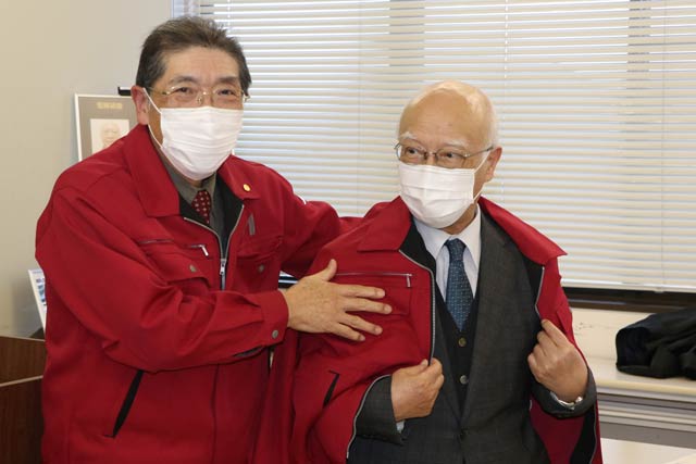 中野さんにマイスターブルゾンをかけるにいがた県央マイスターズクラブの川崎会長
