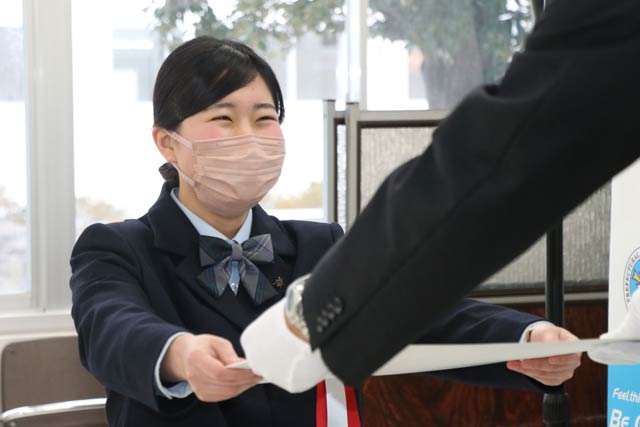 優秀書を受ける小嶋悠稟さん