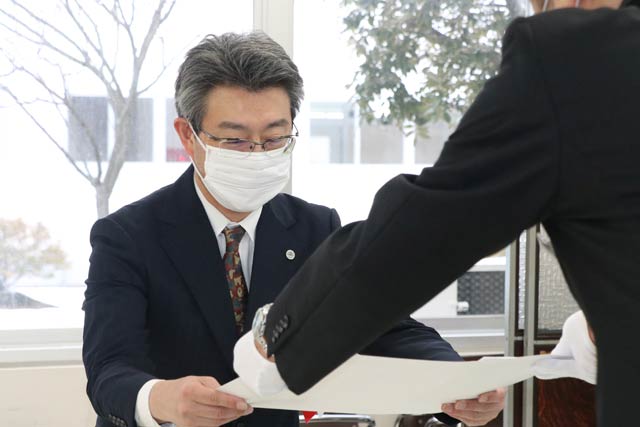 学校賞を受ける萱森校長