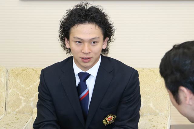 2018年のピョンチャン大会の結果を当時の米山新潟県知事に報告する平野選手