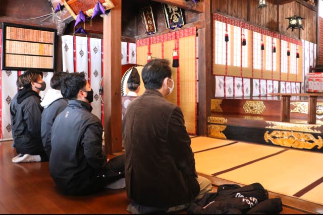 上越市・直江八幡宮で必勝祈願する三条ビーターズ