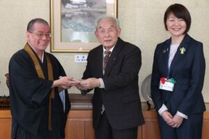 寒行の托鉢の浄財から13万円余りを加茂市の福祉に寄付
