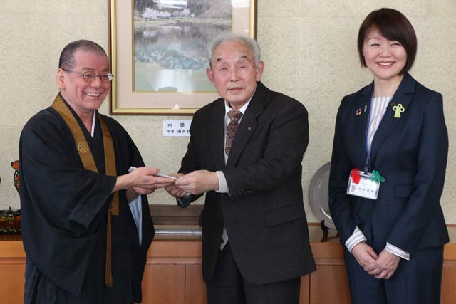 左から大森住職、金澤会長、藤田市長