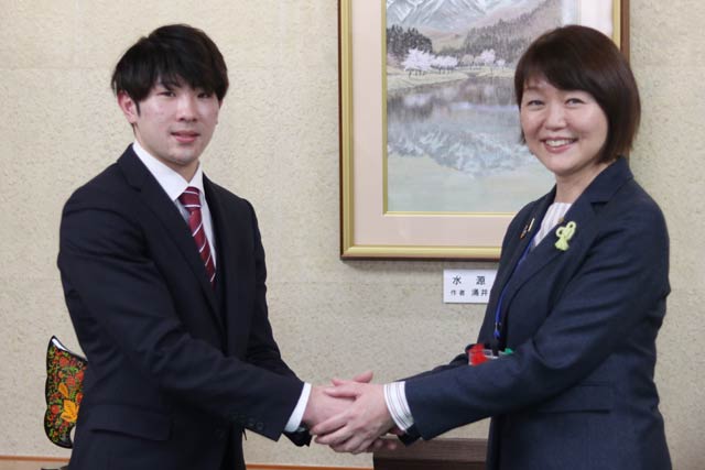 藤田加茂市長と握手する柏木さん
