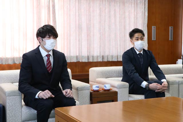 柏木さん(左)と同席した森赳人監督(右)