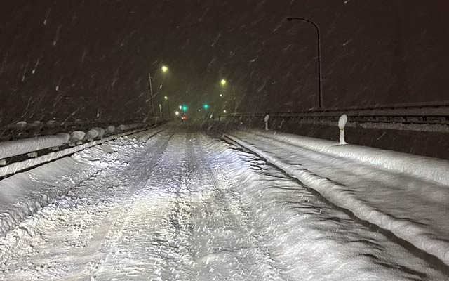 除雪車が入る前の石上大橋は1車線分しか確保されずそれもスタックしてしまいそうな積雪
