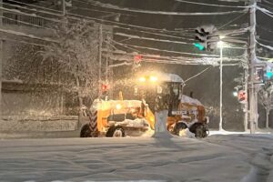 17日午前2時半ごろの三条市西裏館地内で除雪作業