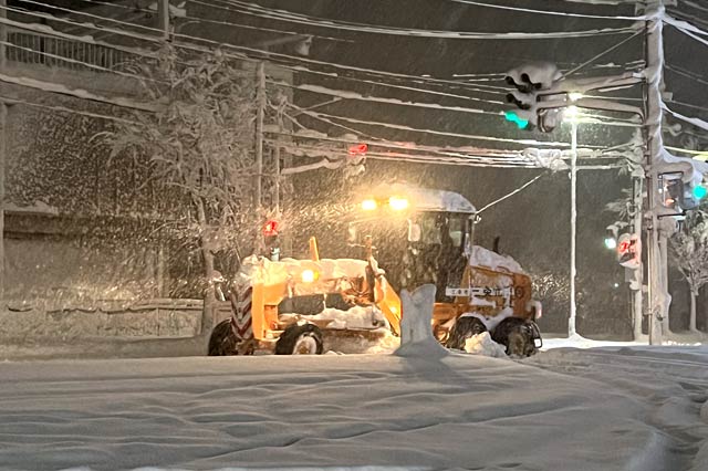 17日午前2時半ごろの三条市西裏館地内で除雪作業