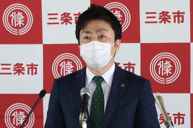 記者会見する滝沢三条市長