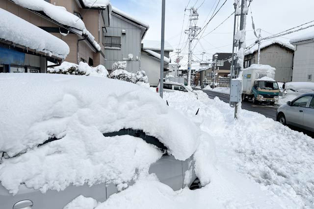 三条市内で雪に埋もれた車