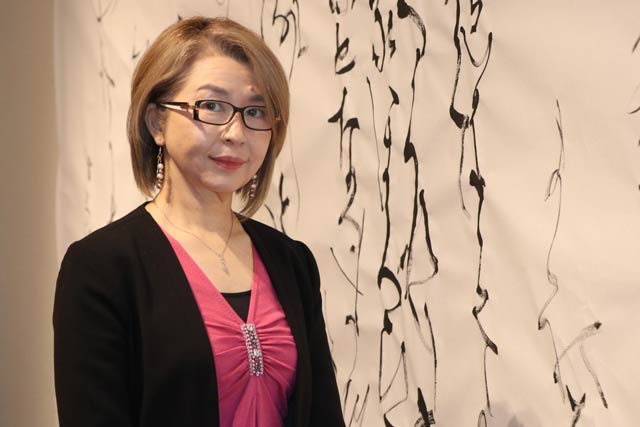 弥彦の丘美術館で開かれている書展「刹那（せつな）ー時を創るー」と書家の中村暢子さん