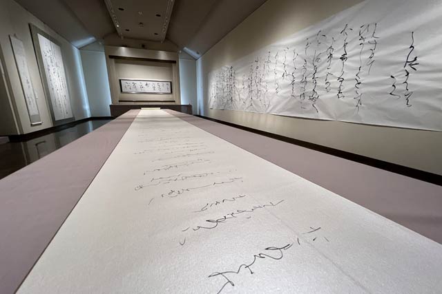 右の壁面を飾るのが長さ12メートルの大作「方丈記」