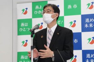 記者会見する鈴木市長