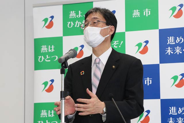 記者会見する鈴木市長