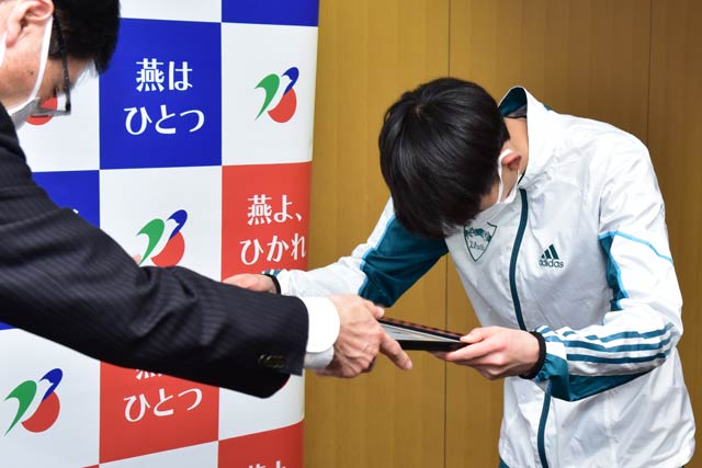 鈴木市長から燕大賞を受ける岸本選手