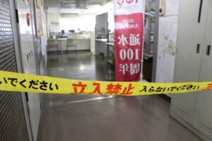 クラスター発生で立ち入り禁止のテープが張られた建設課