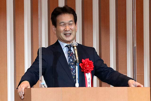 創立80周年記念講演会で講演する辛坊治郎さん