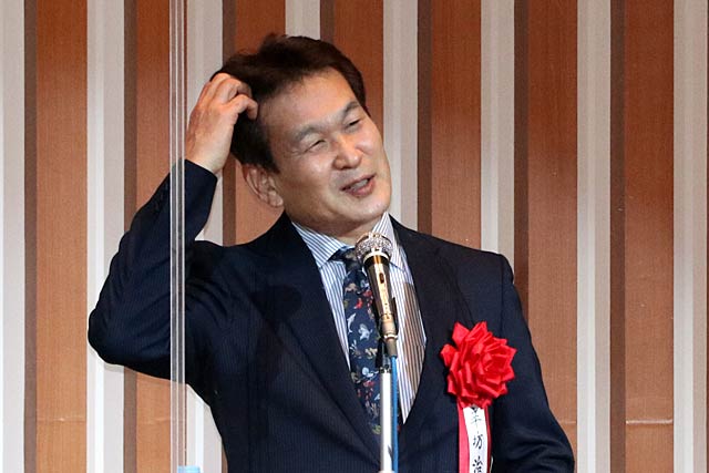 創立80周年記念講演会で講演する辛坊治郎さん