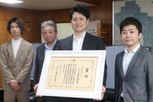 右から滝沢市長、カネギフルーツの信賀社長、協同組合一ノ木戸商店街の星野理事長、中心市街地拠点施設「TREE」の中川代表