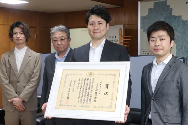 右から滝沢市長、カネギフルーツの信賀社長、協同組合一ノ木戸商店街の星野理事長、中心市街地拠点施設「TREE」の中川代表